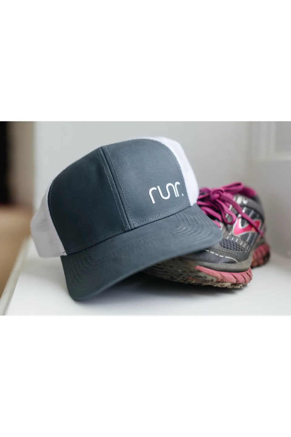 Runr Two Tone Retro Trucker Hat - Charcoal & White